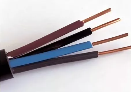 Bahan insulasi apa yang digunakan pada kabel kontrol berinsulasi plastik?